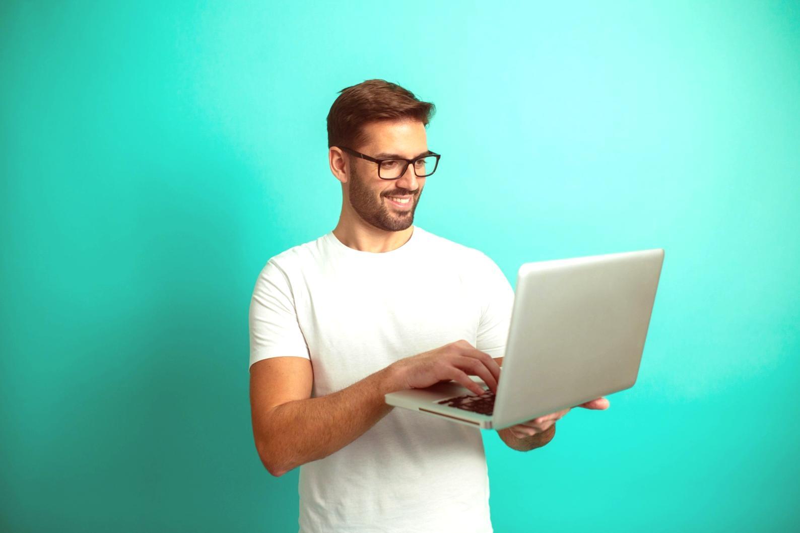 Studenti impegnati in un seminario interattivo online che esplorano tecniche di comunicazione manageriale