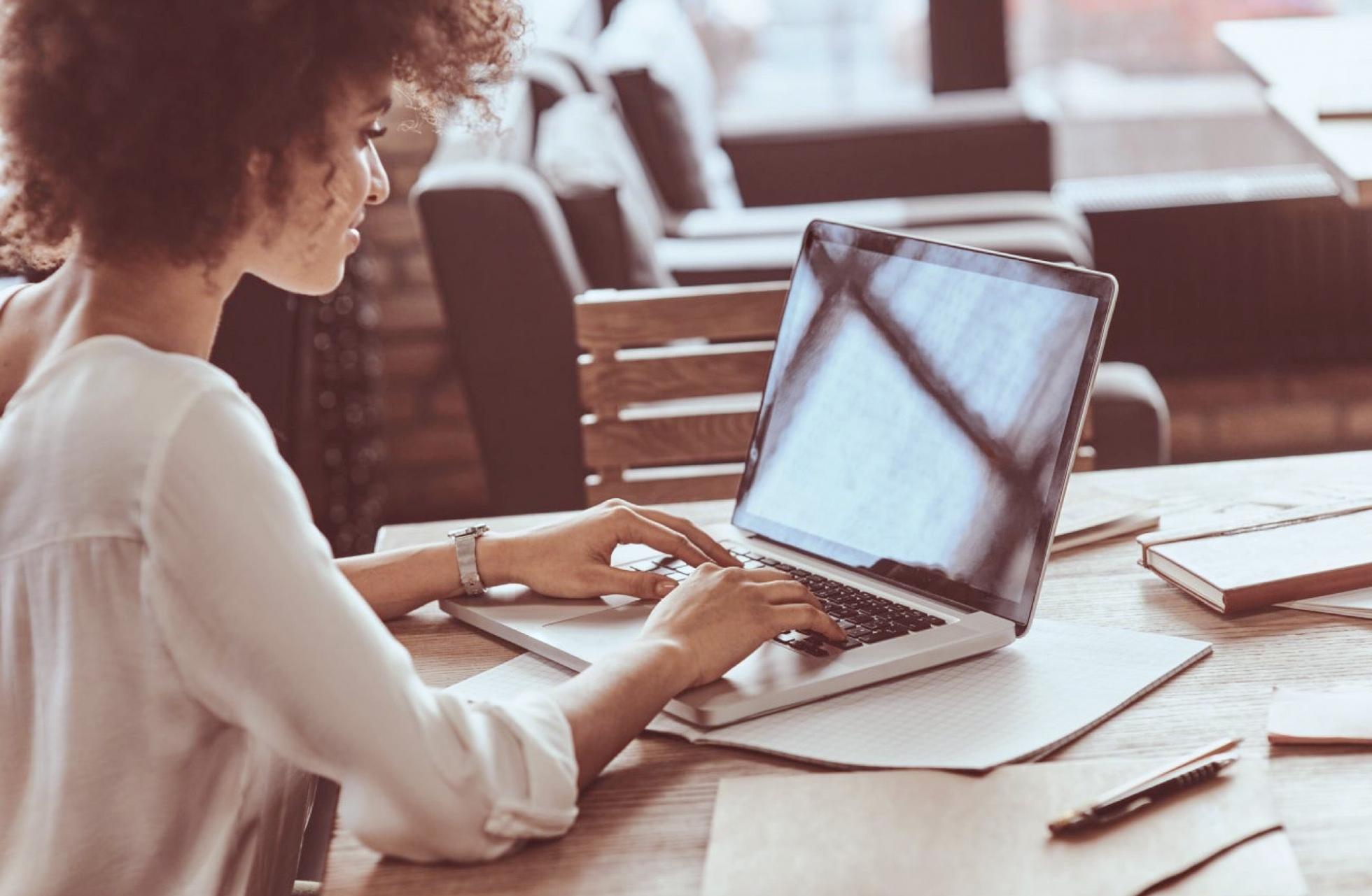 Professionista che partecipa a un seminario online sulla comunicazione manageriale